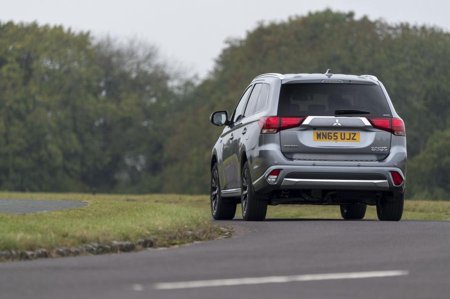  Mitsubishi Outlander PHEV 2015 года  (UK) (фото 25 из 31)